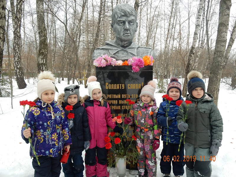 Торжественное возложение цветов к памятнику Воинам – защитникам Отечества, 003