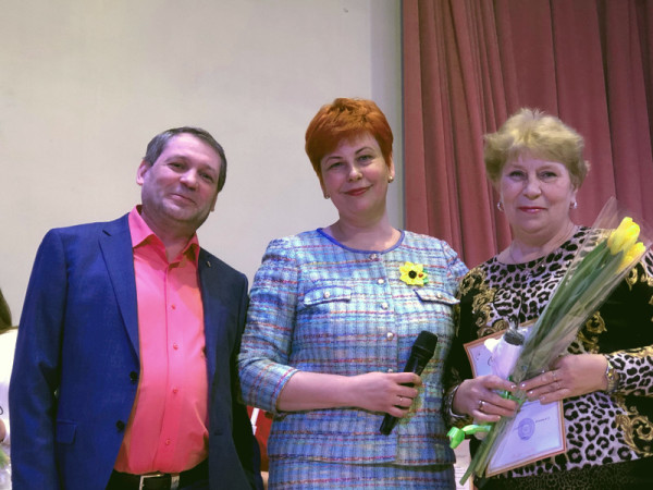 Гребенчиков награждает активистов Московского долголетия