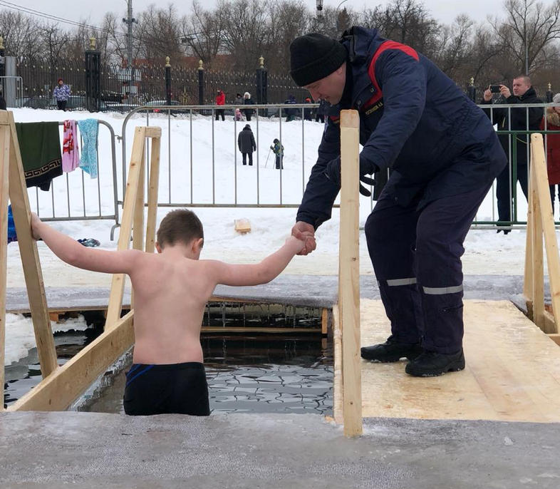 Крещение, купель в зоне отдыха Борисовские пруды, спасатели
