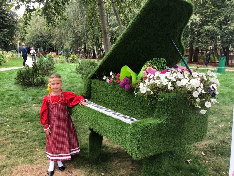 Сквер на шипиловской, зеленый рояль, ребенок, Орехово-Борисово