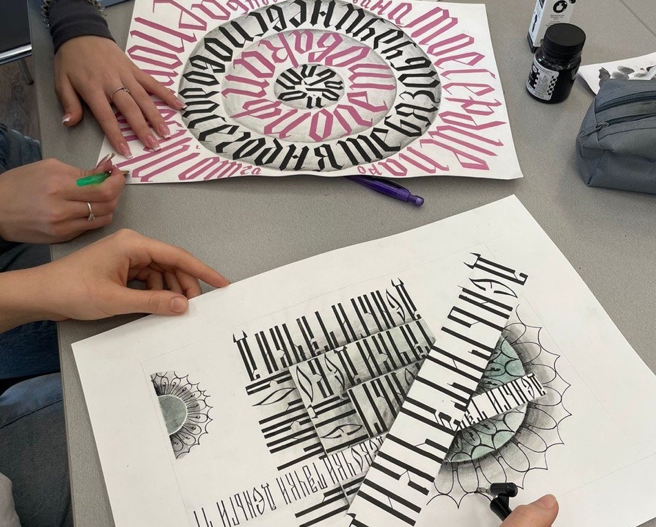 Студенты КДПИ имени Карла Фаберже освоили искусство каллиграфии. Фото: страница учреждения в соцсетях