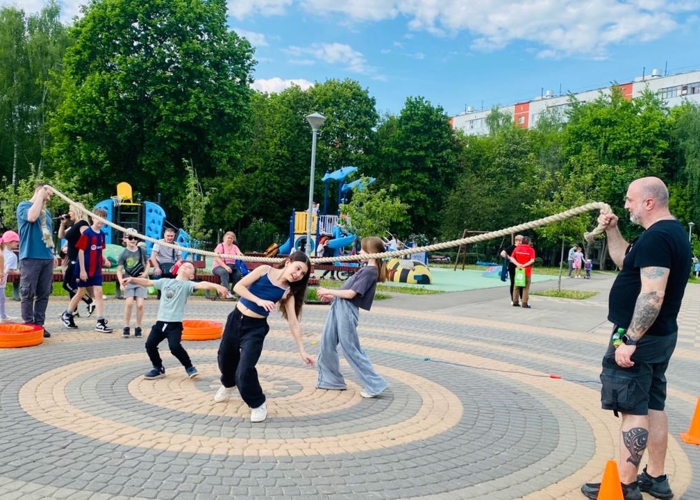 Сотрудники ЦДКиС «Юг столицы» провели два дворовых праздника. Фото: официальная страница ЦДКиС «Юг столицы» в социальных сетях