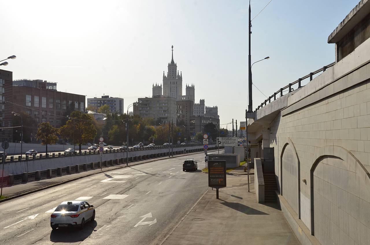 Столичные коммунальные службы будут проводить полив проезжей части для охлаждения поверхности дорожного покрытия и снижения его деформации. Фото: Анна Быкова, «Вечерняя Москва»