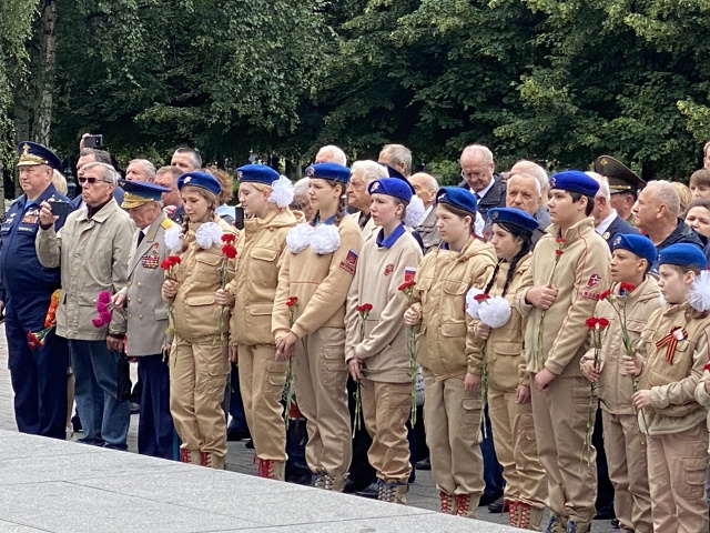 Юнармейцы из школы №937 возложили цветы к Могиле Неизвестного Солдата. Фото: официальная страница школы №937 в социальных сетях