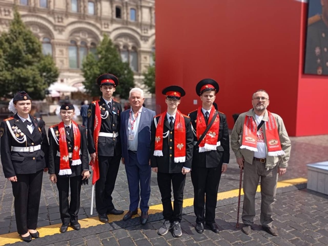 Ученики школы №1569 «Созвездие» посетили торжественные мероприятия на Красной площади. Фото: официальная страница школы №1569 «Созвездие» в социальных сетях