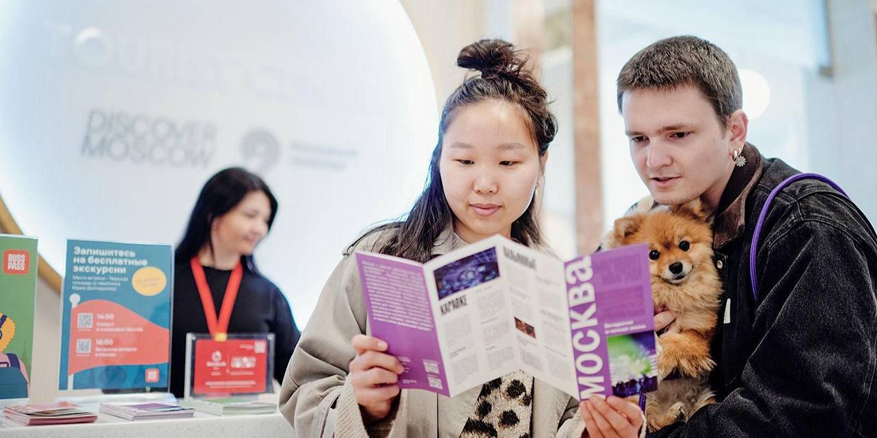 Например, англоговорящие специалисты помогают гостям в туристско-информационных центрах Москвы: на Тверской площади, в парке развлечений «Остров мечты», на Северном и Южном речных вокзалах. Фото: пресс-служба Комитета по туризму города Москвы