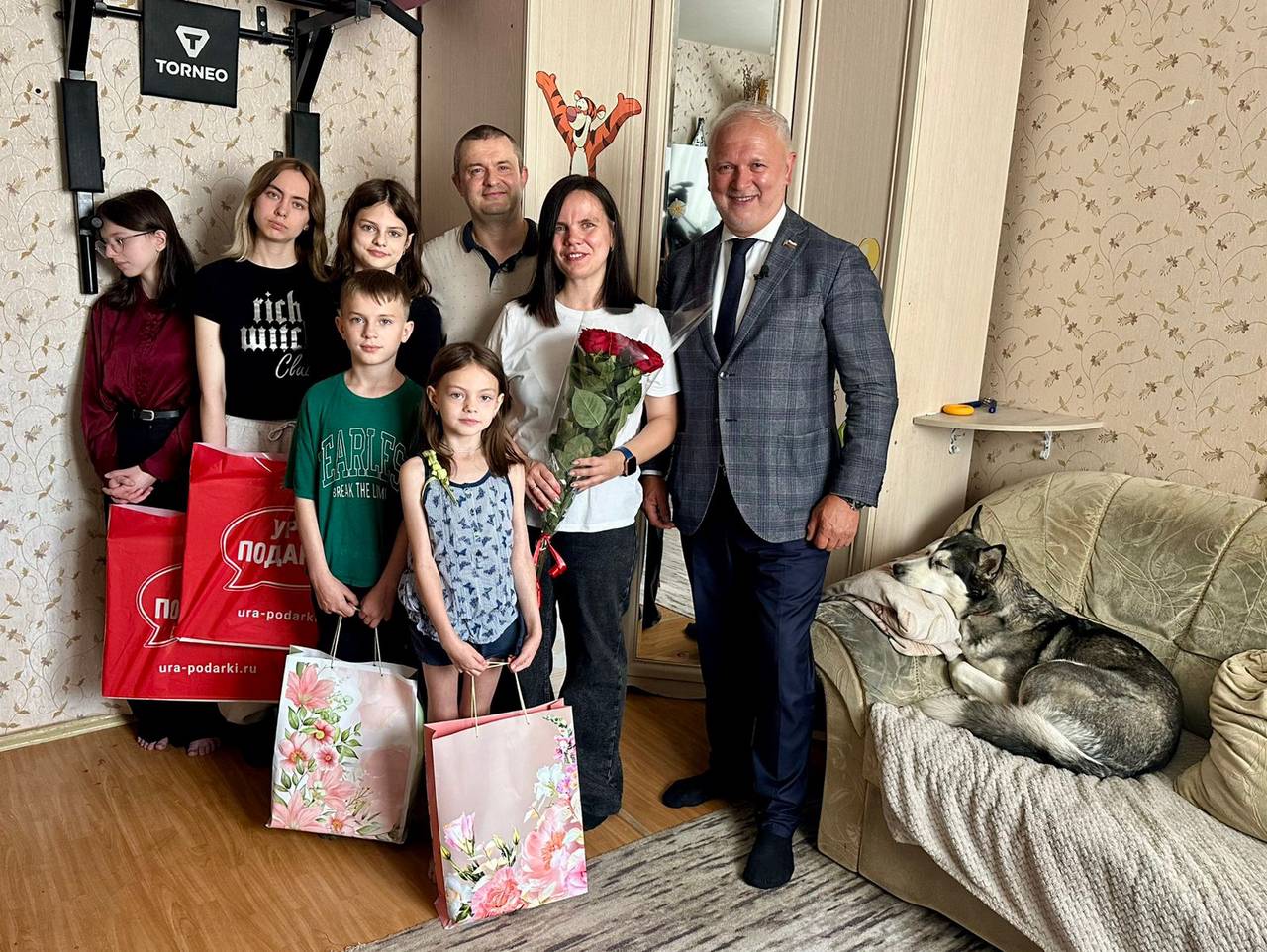 Харис Ильясов поздравил многодетную семью капитана полиции Владимира Моханека. Фото: пресс-служба УВД по ЮАО