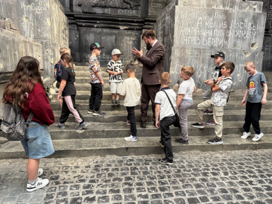 Дети сотрудников полиции Южного округа посетили Музей Победы. Фото: пресс-служба УВД по ЮАО