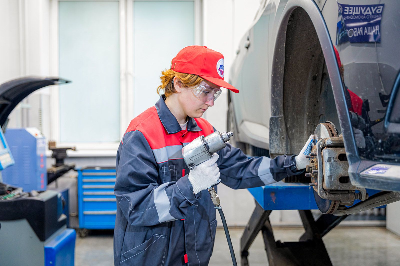 Студентка КДПИ имени Карла Фаберже освоила профессию автослесаря в рамках проекта «Стажировки». Фото: пресс-служба Департамента труда и социальной защиты населения Москвы 