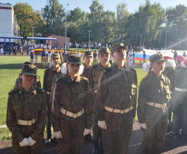 Андрей Мордовин рассказал о параде юнармейцев в школе №939. Фото: страница учреждения в социальных сетях