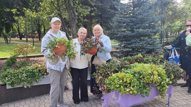 Аппарат Совета депутатов рассказал о прошедшей акции «Цветы Москвы». Фото: страница управы района в социальных сетях