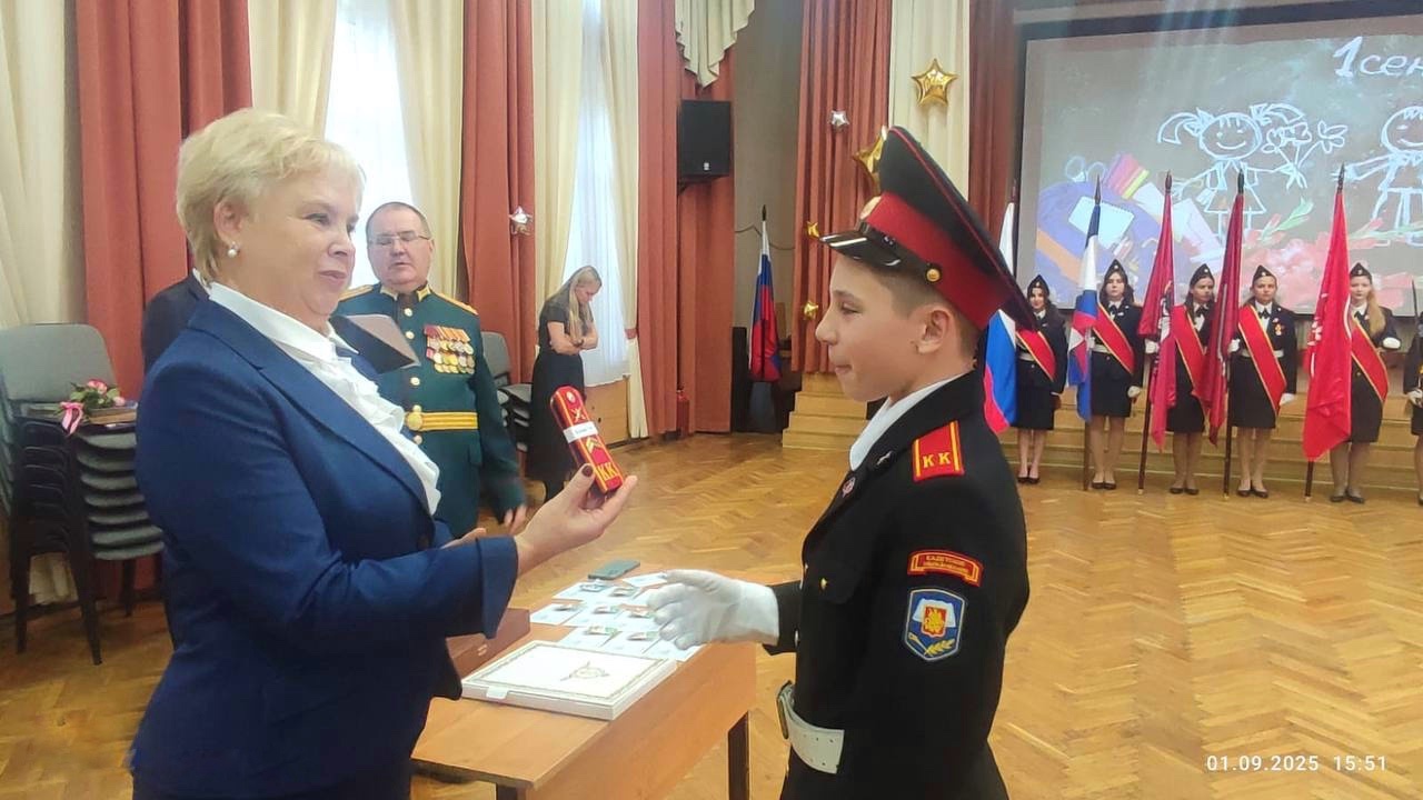 Людмила Сысоева отметила достижения кадетских классов на линейке 1 сентября. Фото: страница учреждения в социальных сетях