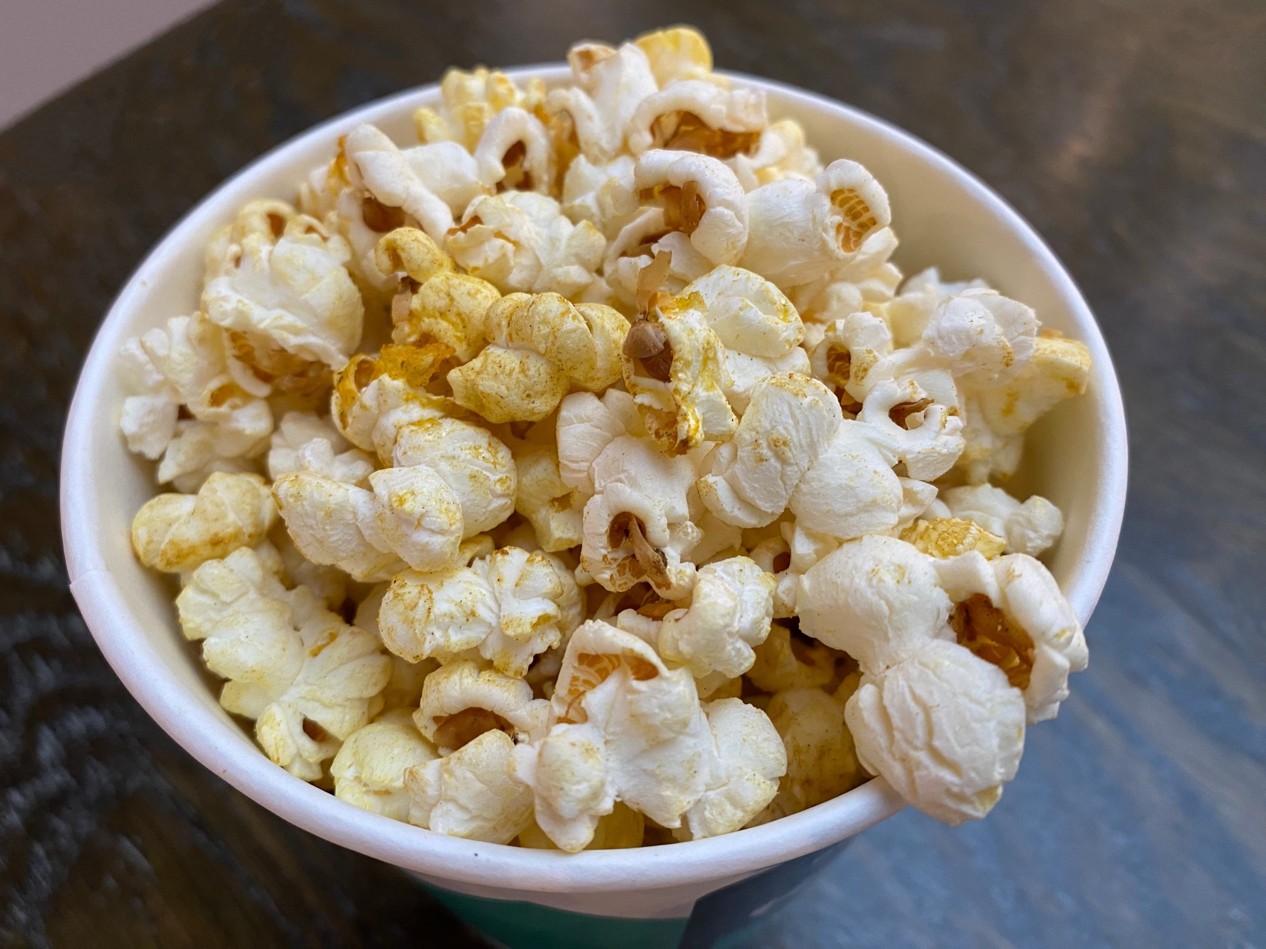 Сотрудники ЦМД «Орехово-Борисово Северное» организуют кинопоказ. Фото: Анна Быкова, «Вечерняя Москва»