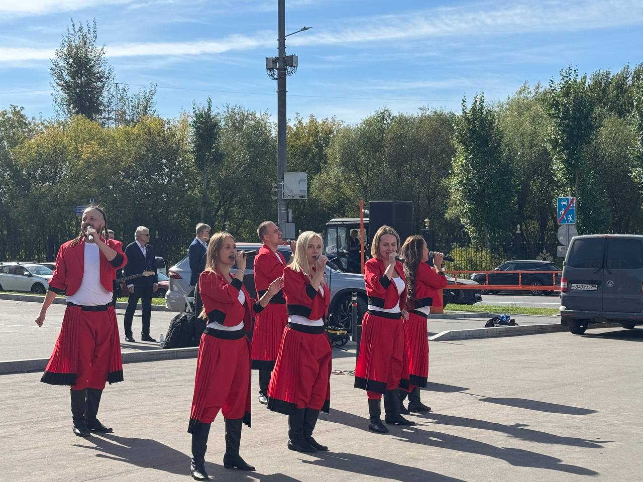 Аппарат Совета депутатов организовал для жителей праздничную программу — фото- и видеорепортаж. Фото: Анастасия Сёмина, «Вечерняя Москва»