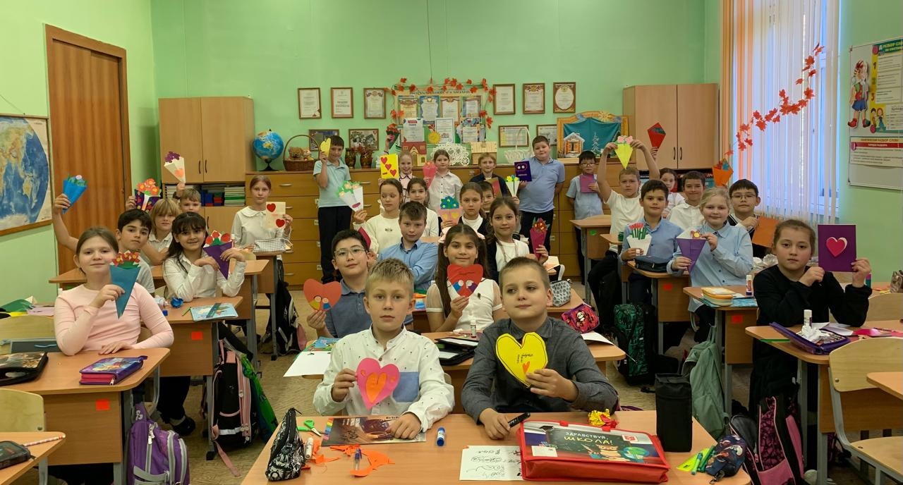 Андрей Мордовин рассказал о поделках учеников на День пожилого человека. Фото: страница учреждения в социальных сетях