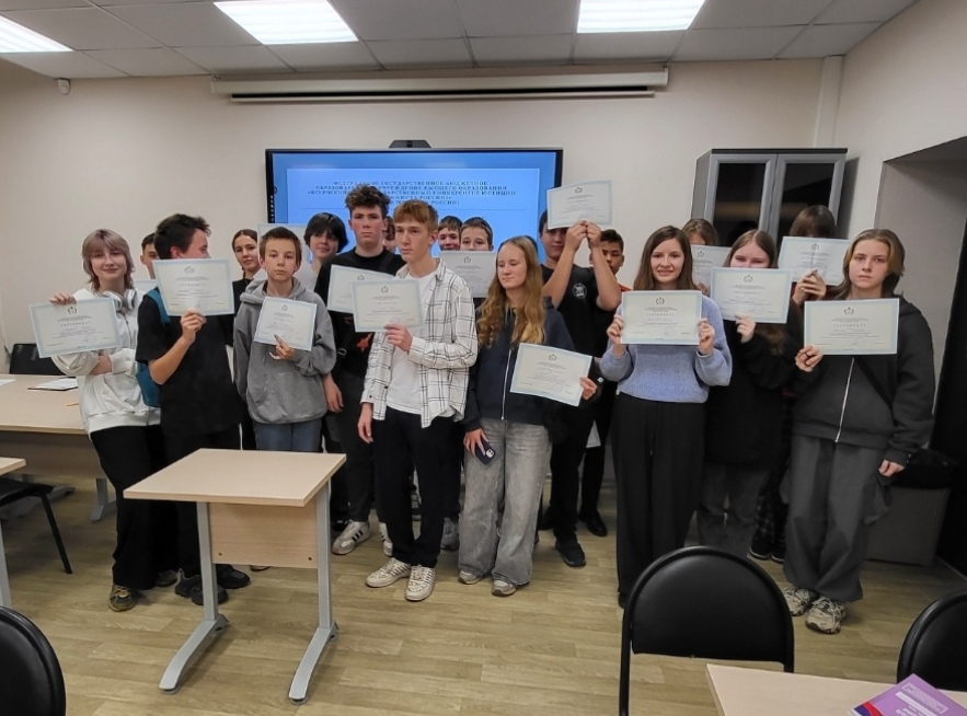 Профориентационное мероприятие для учеников школы №937 провели представители ВГУЮ. Фото: страница школы №937 имени имени Героя Российской Федерации Александра Перова