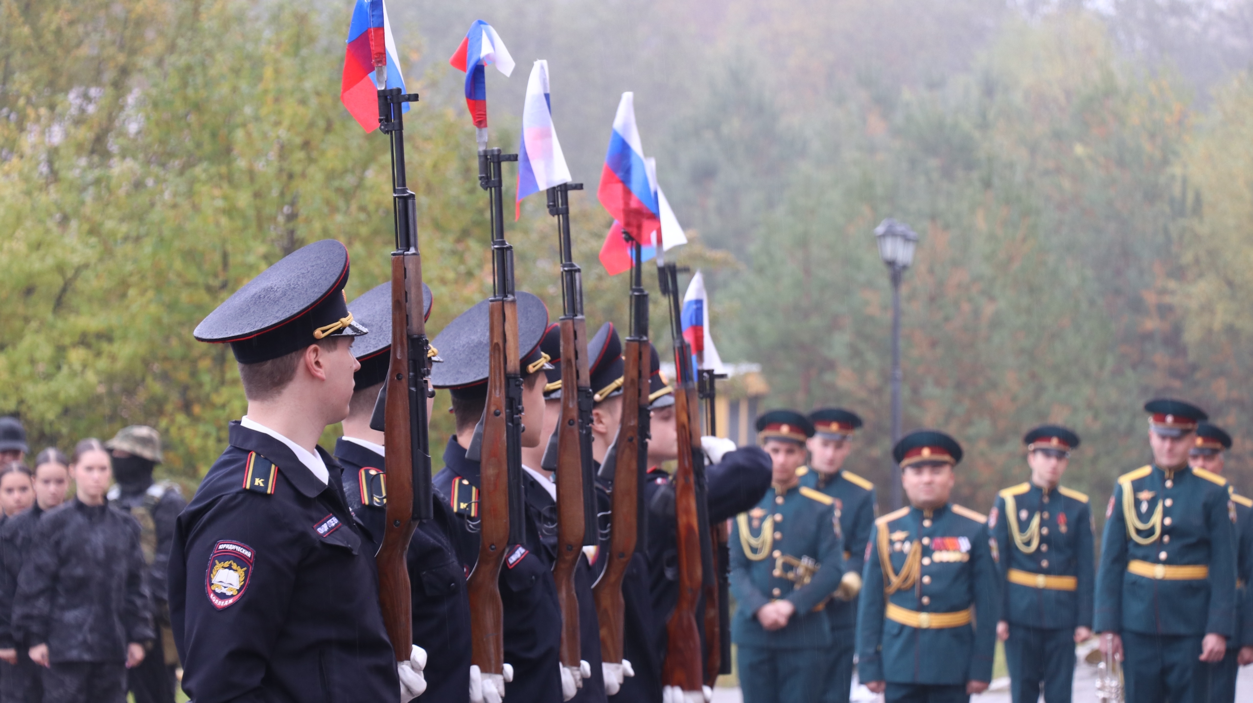 Студенты Юридического колледжа приняли участие в открытии соревнований внешних пилотов МВД. Фото: страница Юридического колледжа в социальных сетях