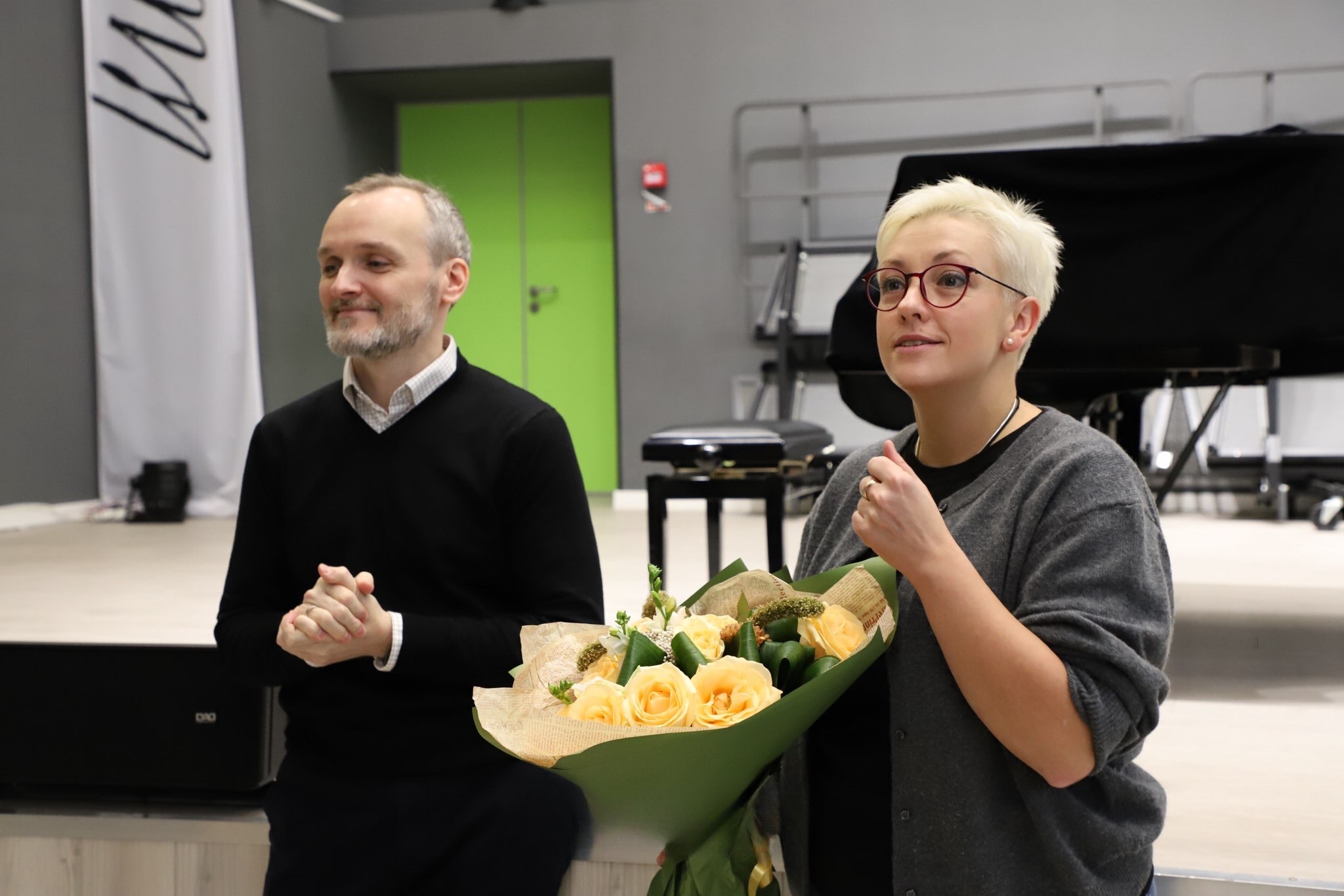 Елена Лапланш поздравила сотрудника музыкальной школы с юбилеем. Фото: страница музыкальной школы имени Виссариона Шебалина в социальных сетях