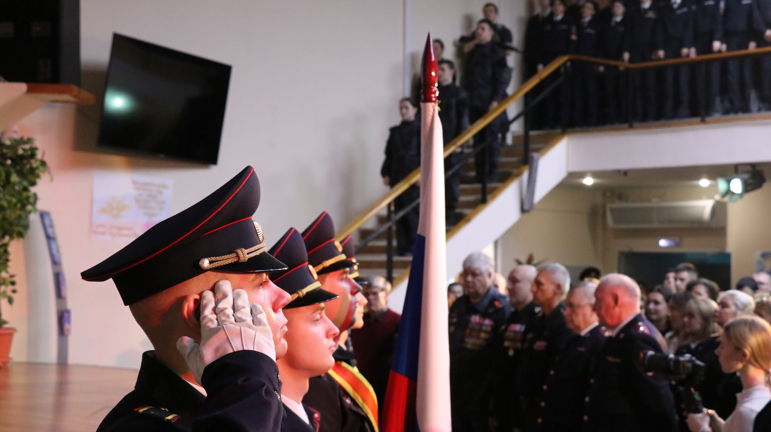 Концерт ко Дню сотрудника внутренних дел РФ состоялся в Юридическом колледже. Фото: страница Юридического колледжа в социальных сетях