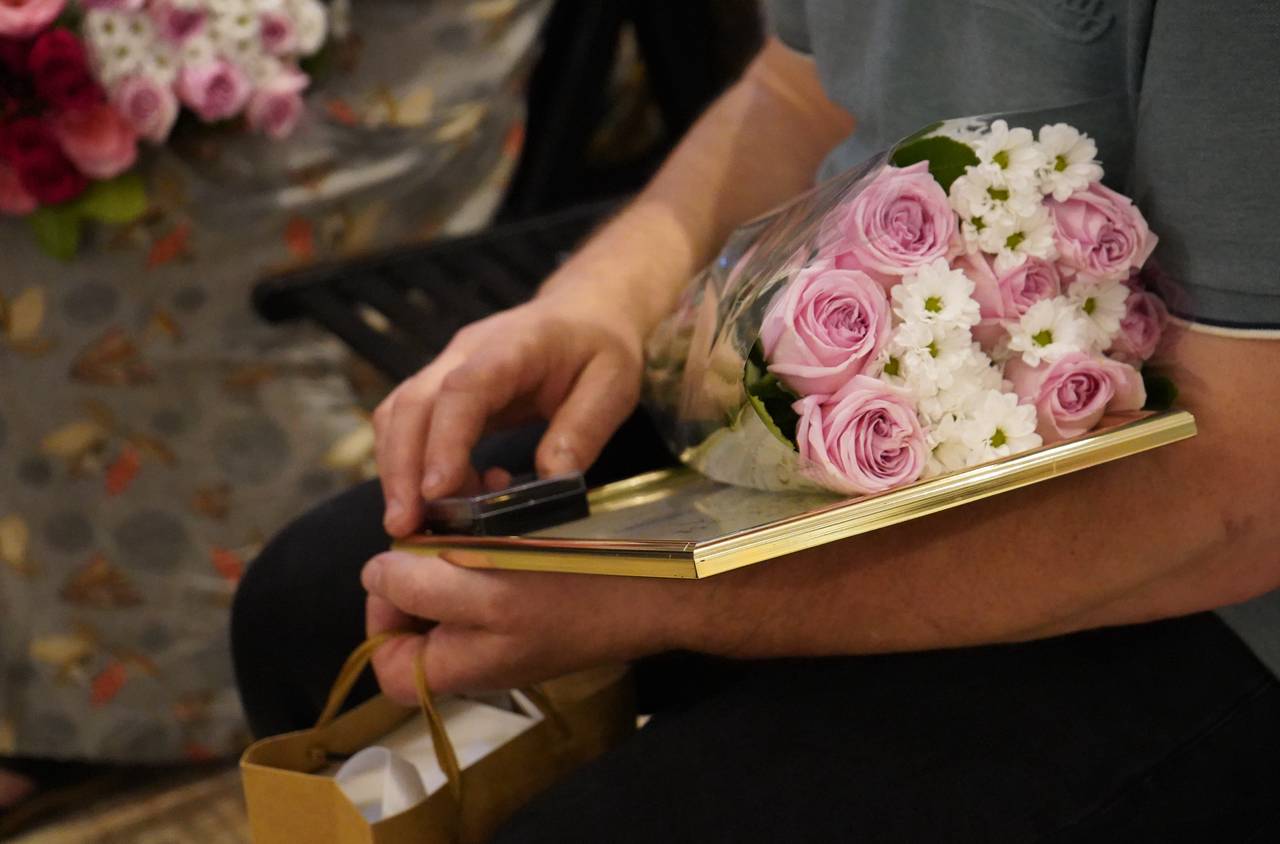 Андрей Мордовин поздравил всех мам с праздником. Фото: Анна Быкова, «Вечерняя Москва»