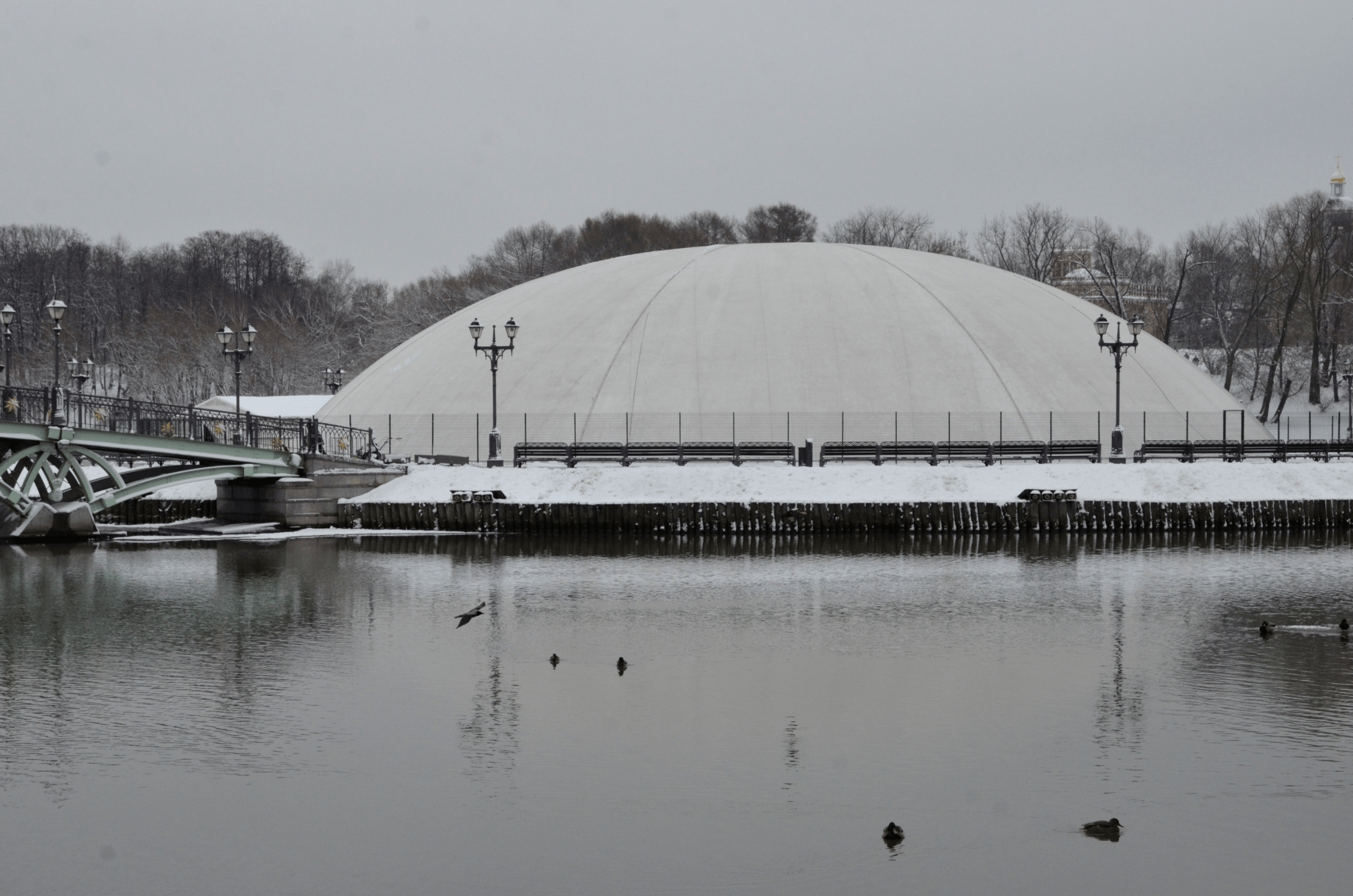 Специалисты КГХ Москвы заботятся о фонтане в МЗ «Царицыно». Фото: Анна Быкова, «Вечерняя Москва»
