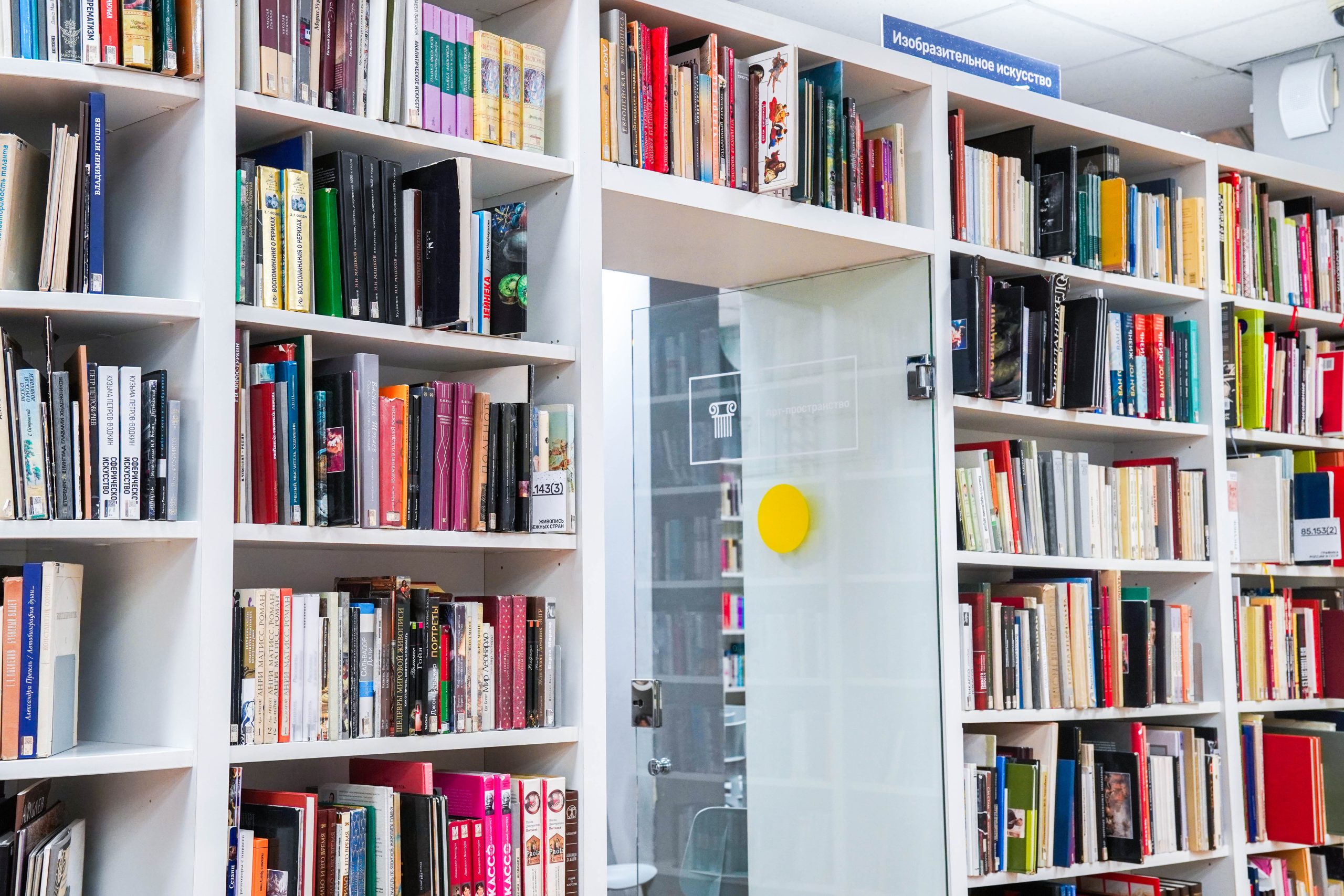 Сотрудники библиотеки №146 организуют игротеку. Фото: Ксения Догонашева, «Вечерняя Москва»