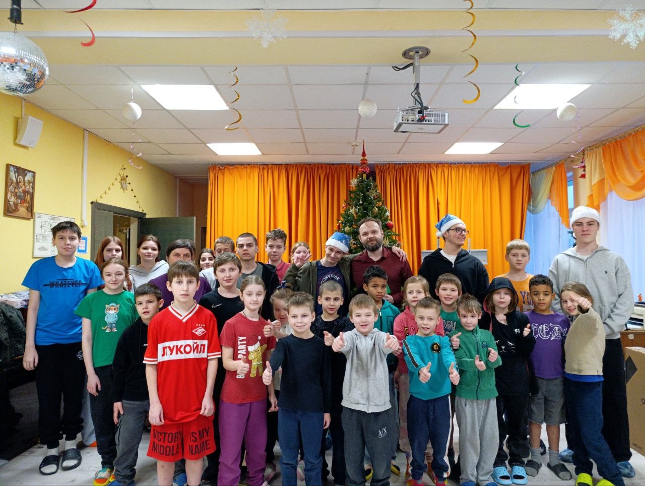 Студенты Колледжа «Царицыно» присоединились к акции «Новогодние окна». Фото: страница Колледжа «Царицыно» в социальных сетях