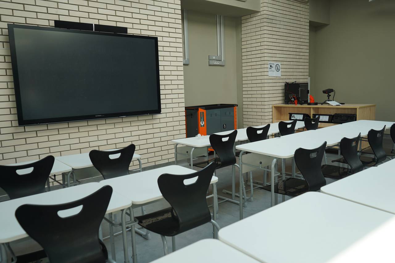 Андрей Мордовин рассказал о занятиях «Разговоры о важном» в школе №939. Фото: Анна Быкова, «Вечерняя Москва»