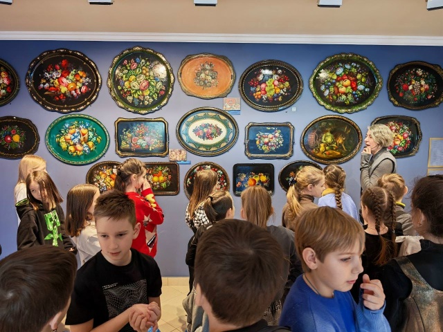 Наталия Дмитриева рассказала о походе ребят из школы №937 на экскурсию в музей Жостовской фабрики. Фото: страница учреждения в социальных сетях