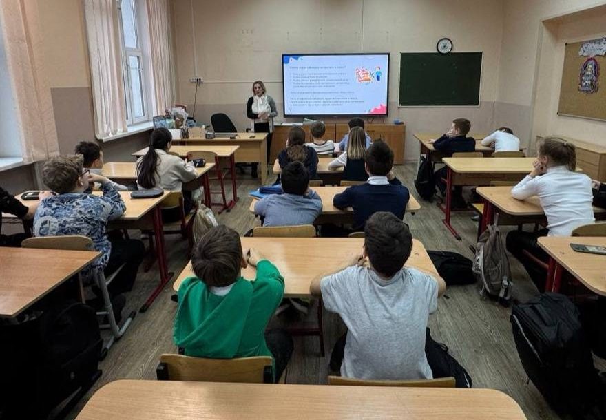Андрей Мордовин рассказал о профилактических лекциях в школе №939. Фото: страница учреждения в социальных сетях
