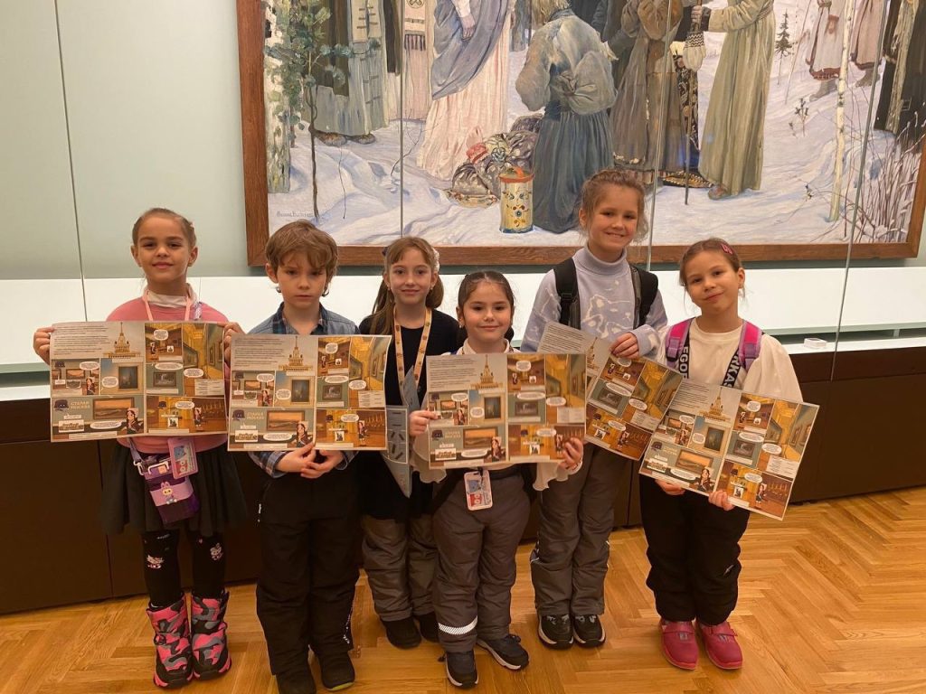 Людмила Сысоева рассказала о походе учеников на экскурсию в выставочный павильон №1 на ВДНХ. Фото: страница учреждения в социальных сетях