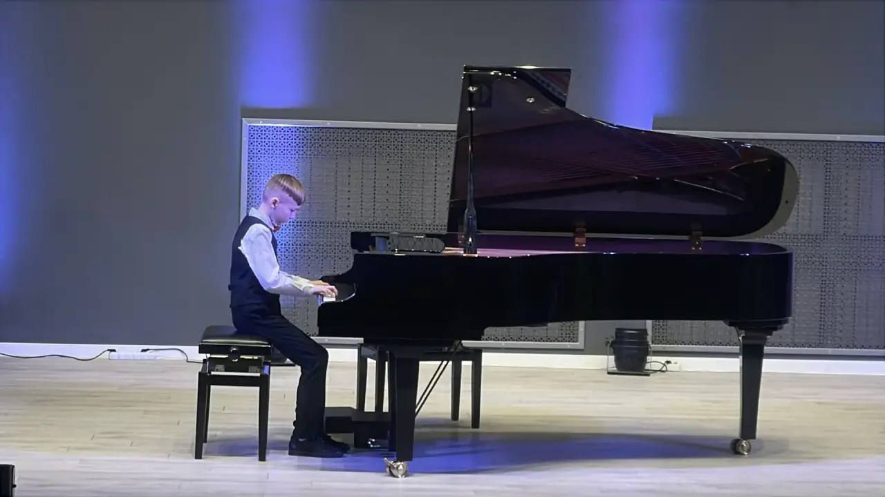 Елена Лапланш рассказала о выступлении учащиеся младших классов фортепианного отдела — фото- и видеорепортаж. Фото: Анастасия Сёмина, «Вечерняя Москва»