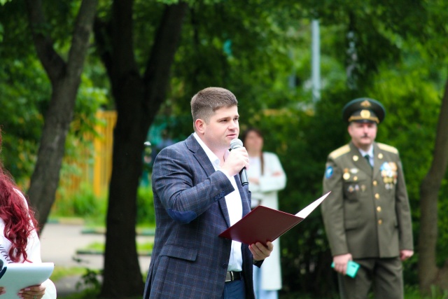 Андрей Мордовин поздравил выпускников 9 и 11 классов с последним звонком. Фото: страница учреждения в социальных сетях
